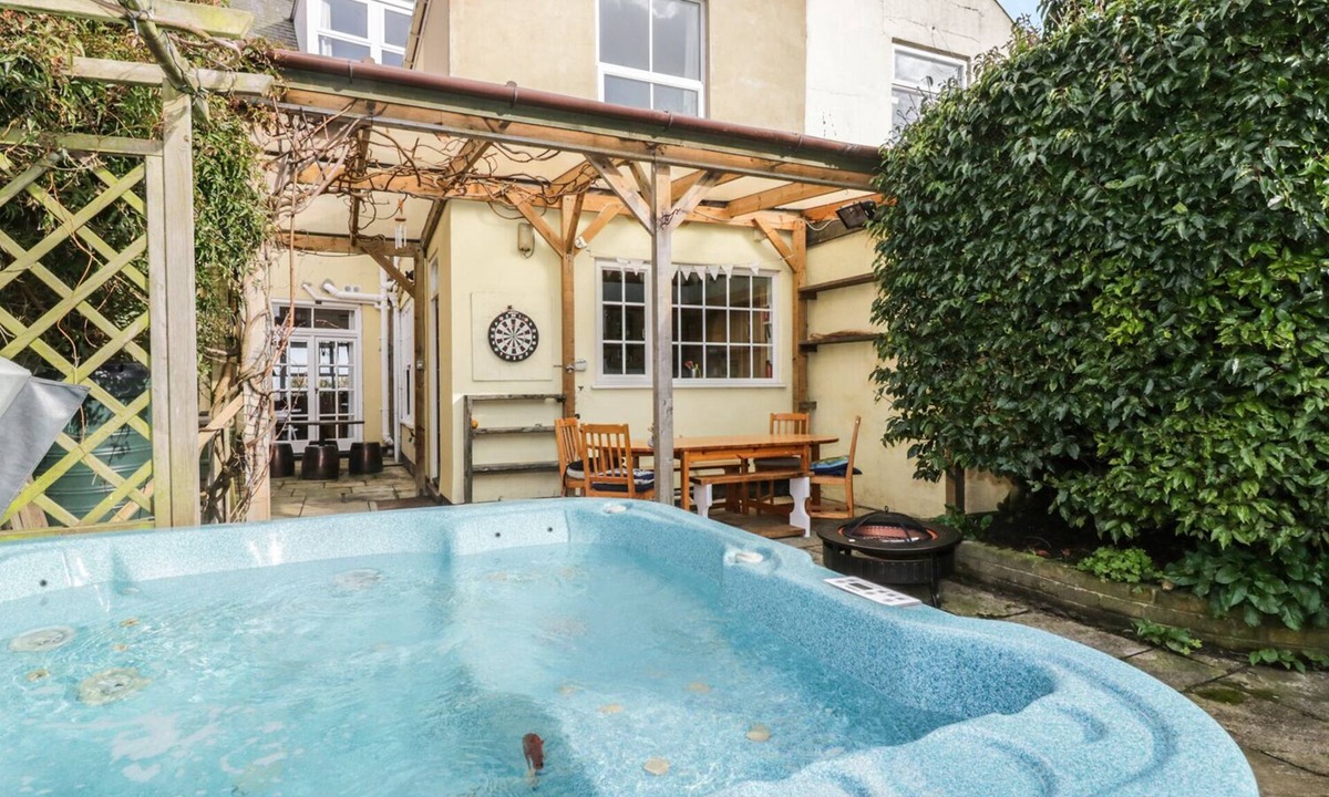 Gorleston-on-Sea Cottage | Lighthouse View