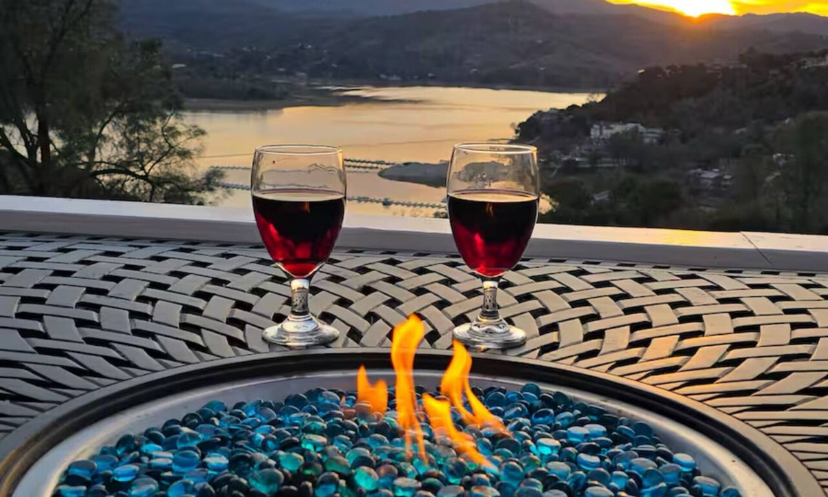 Oak Shores House | Lighthouse Views + Dock