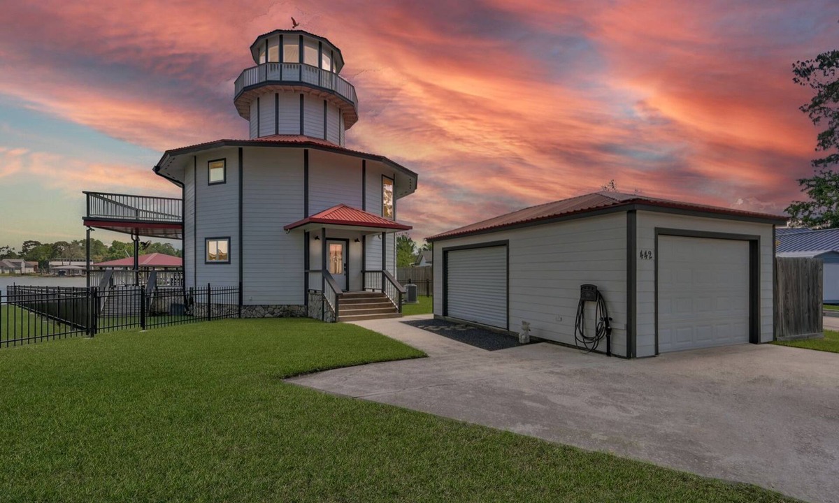 Blanchard House | Lighthouse Views & Lake Vibes – 4BR Retreat in Livingston, TX