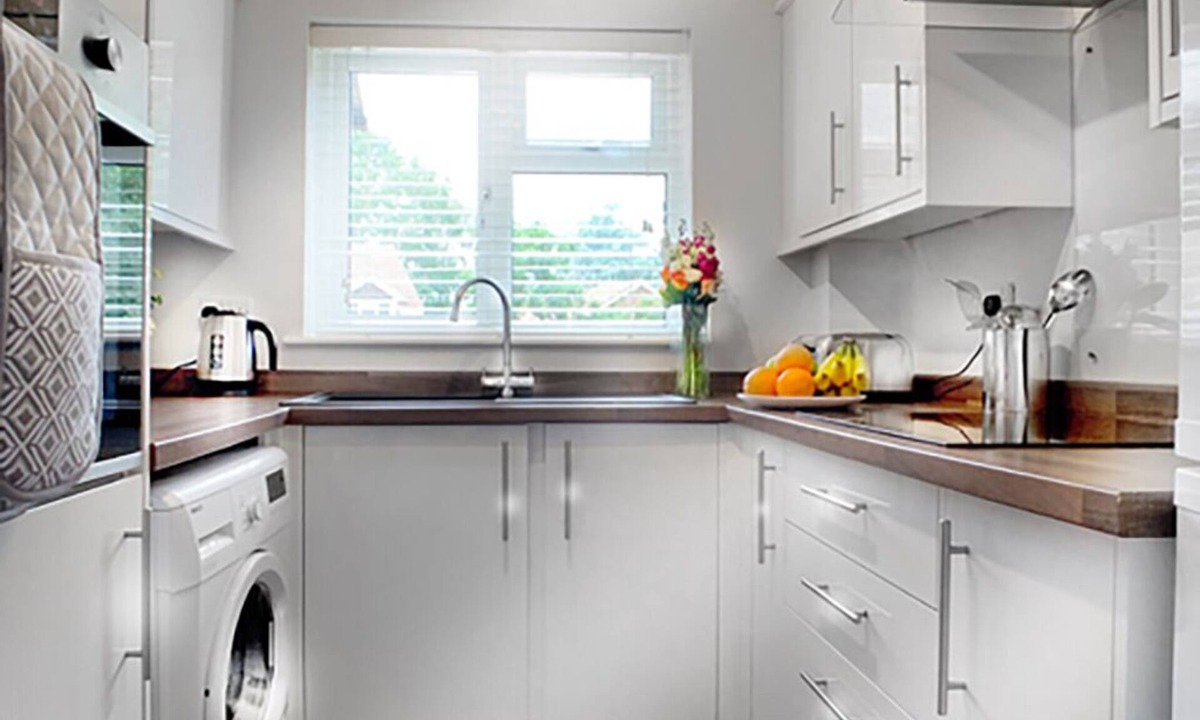 Lightwater Apartment | Lightwater - 1 Bedroom House - With Parking