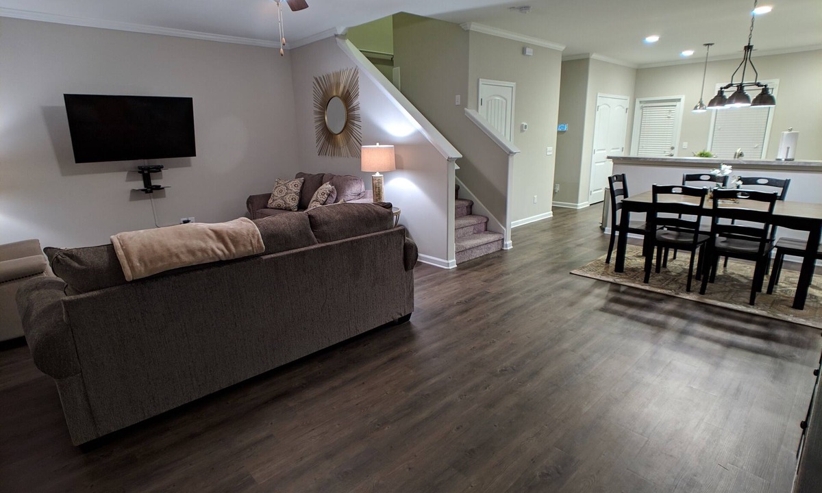 Pooler House | Like New Luxury Town home near Airport, Savannah, Ga. , Shopping, & Great food!