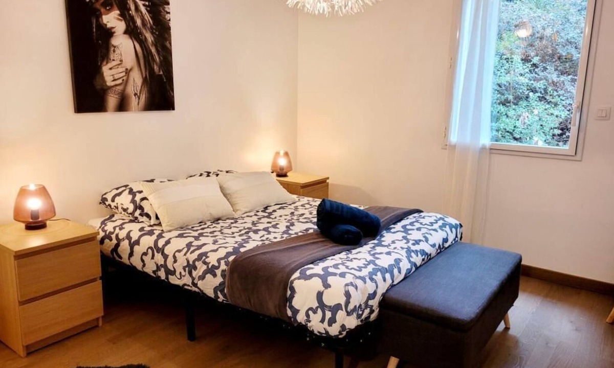 Waldeck-Sully Apartment | Lil Bretech: Terrace and covered parking