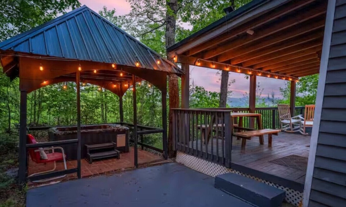 Gatlinburg - Pigeon Forge Cabin | Lil Fantasy Hideaway | Hot Tub Mtn Views Pets