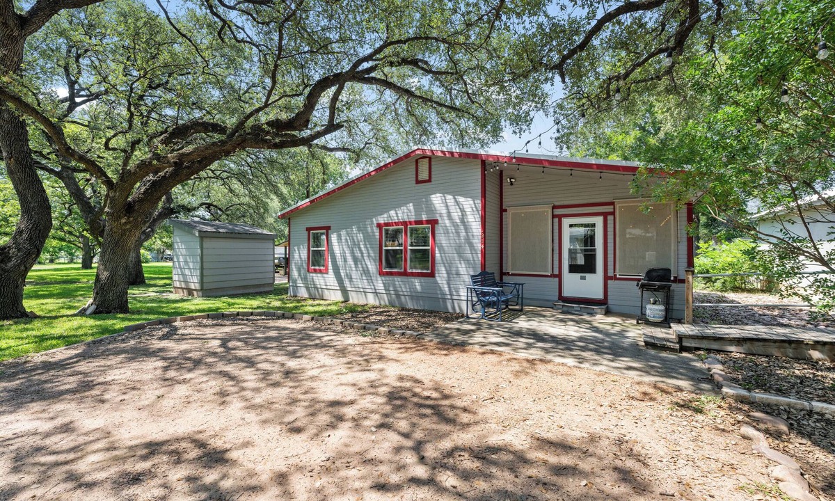 Kingsland House | Lil Granny's Lake House - 750 sq. ft. home in a quiet neighborhood on Lake LBJ