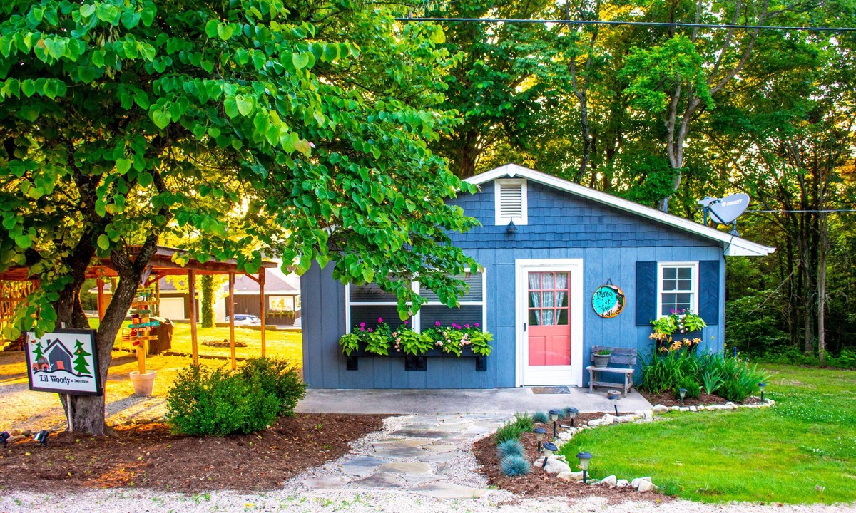 Eagle Rock Apartment | Lil' Woody. Dog Friendly Studio, Deck with Lake-view, Close to Eureka Springs