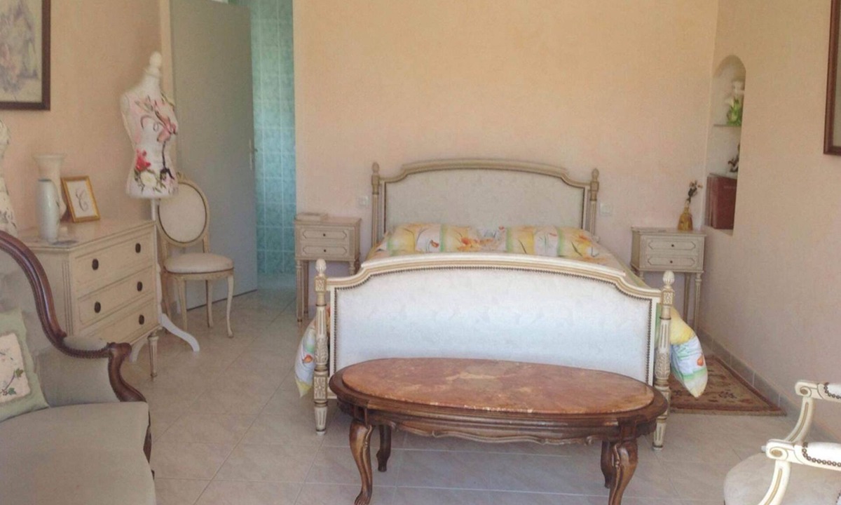 Saint Didier de la Tour Apartment | Lilac room