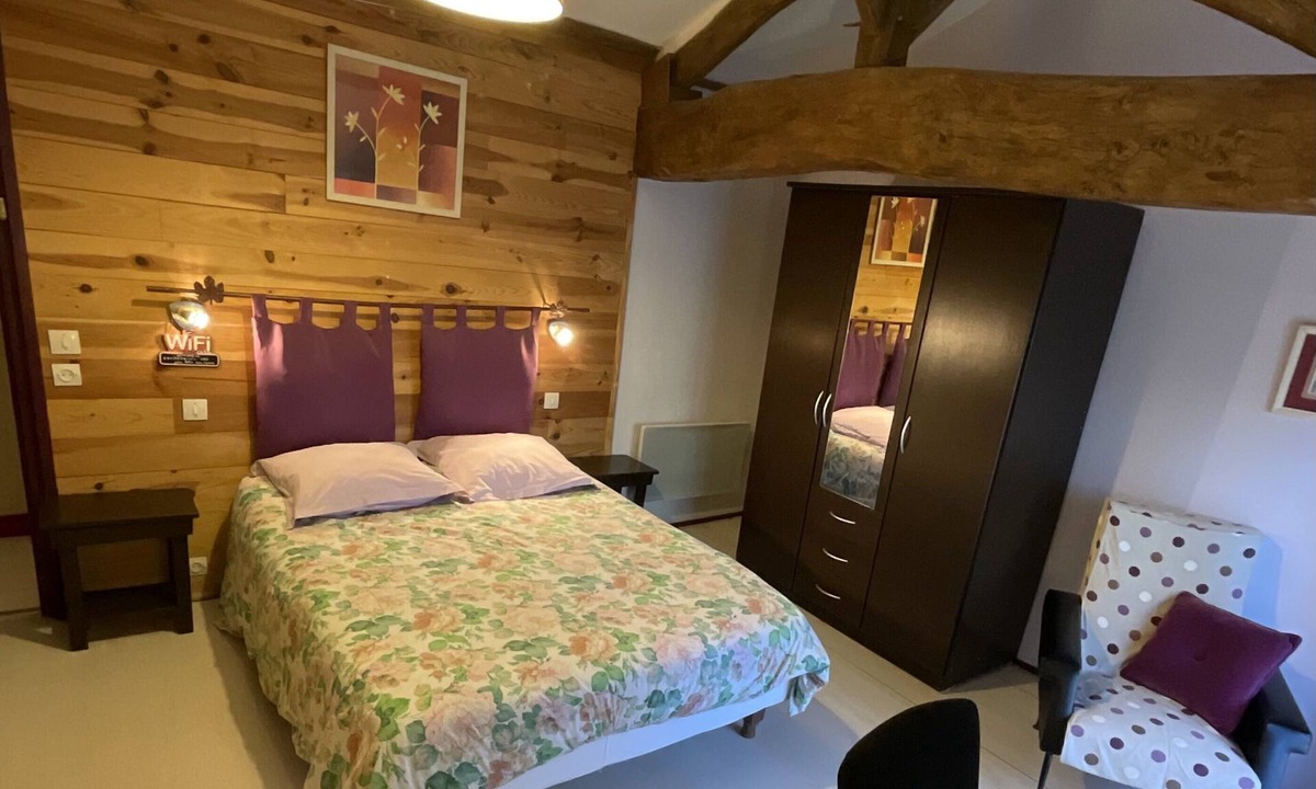 Saint-Jean-de-Sauves House | LILAC SUITE BATHROOM AND WC PRIVATE