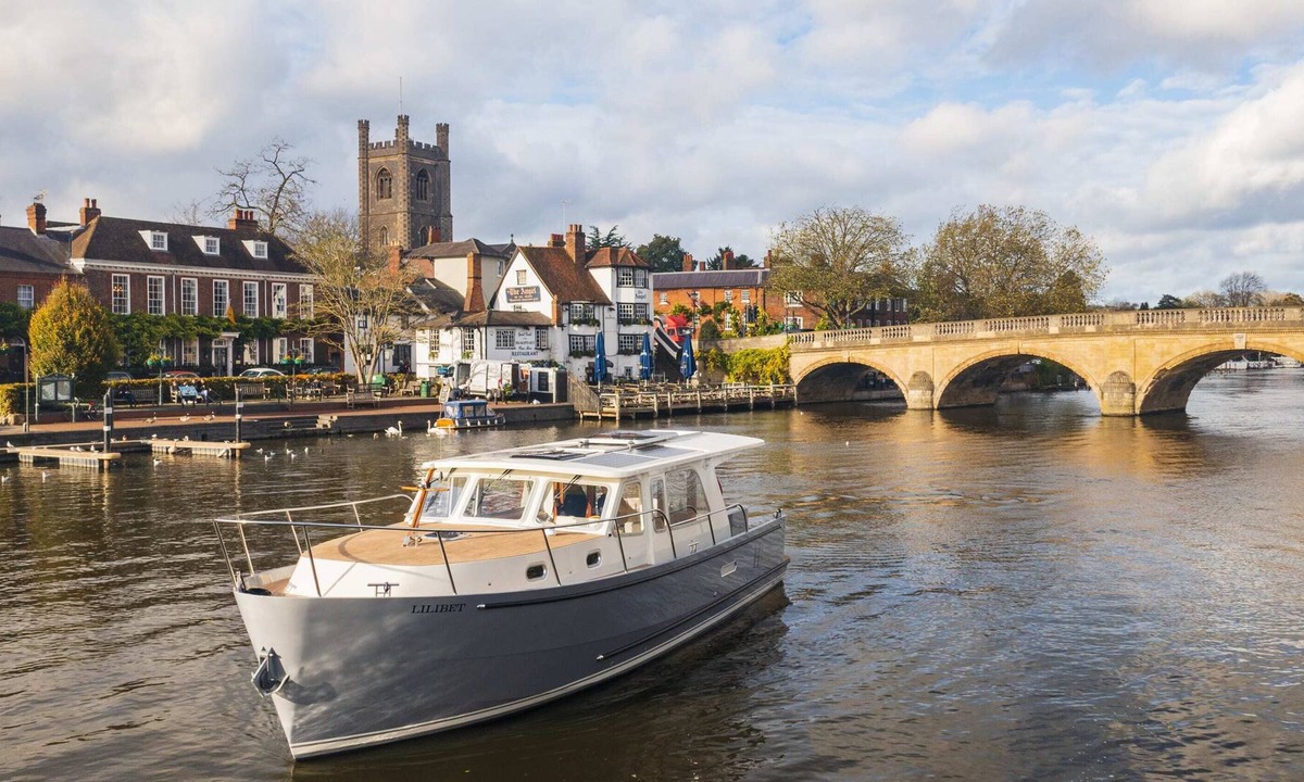 Henley Boat Rental | Lilibet - Driving - Luxury Boating
