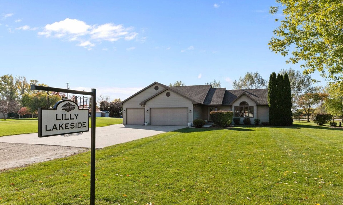 Black Wolf House | Lilly Lakeside House