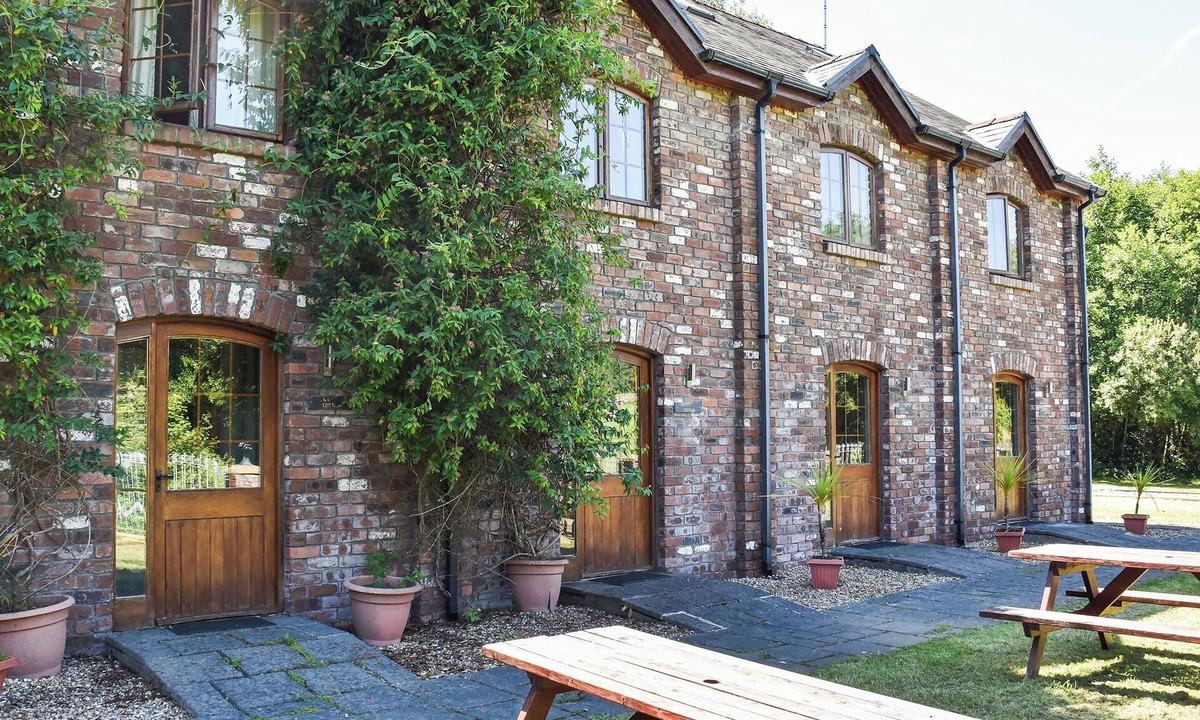 Skewen Cottage | Lily Cottage - UK40101