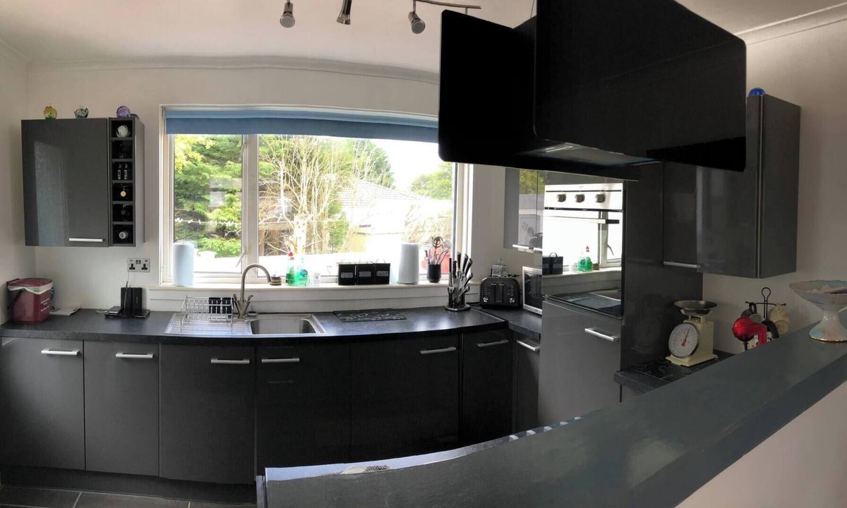 Carluke Apartment | Limegrove Comfortable Three Bedroom House