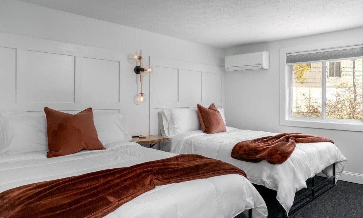 Ellicottville Cabin | Lincoln Boutique Motel- Standard Queen #4 -Lower
