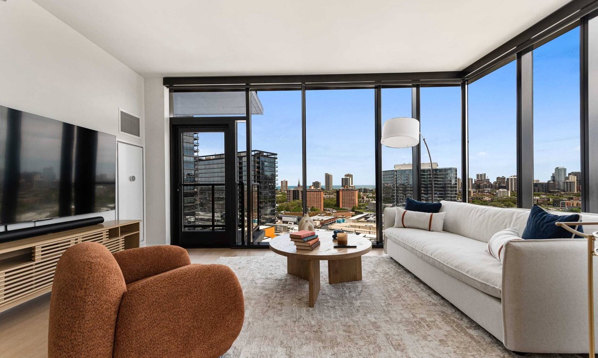 River North Apartment | Lincoln Park 2BR apartment: Lake Views, Walkable