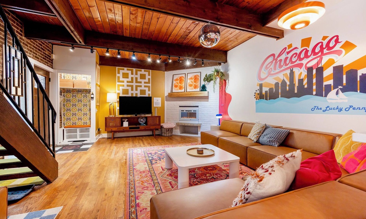Sheffield and DePaul House | Lincoln Park 3BR Townhome Rooftop King Suite Sleeps 10