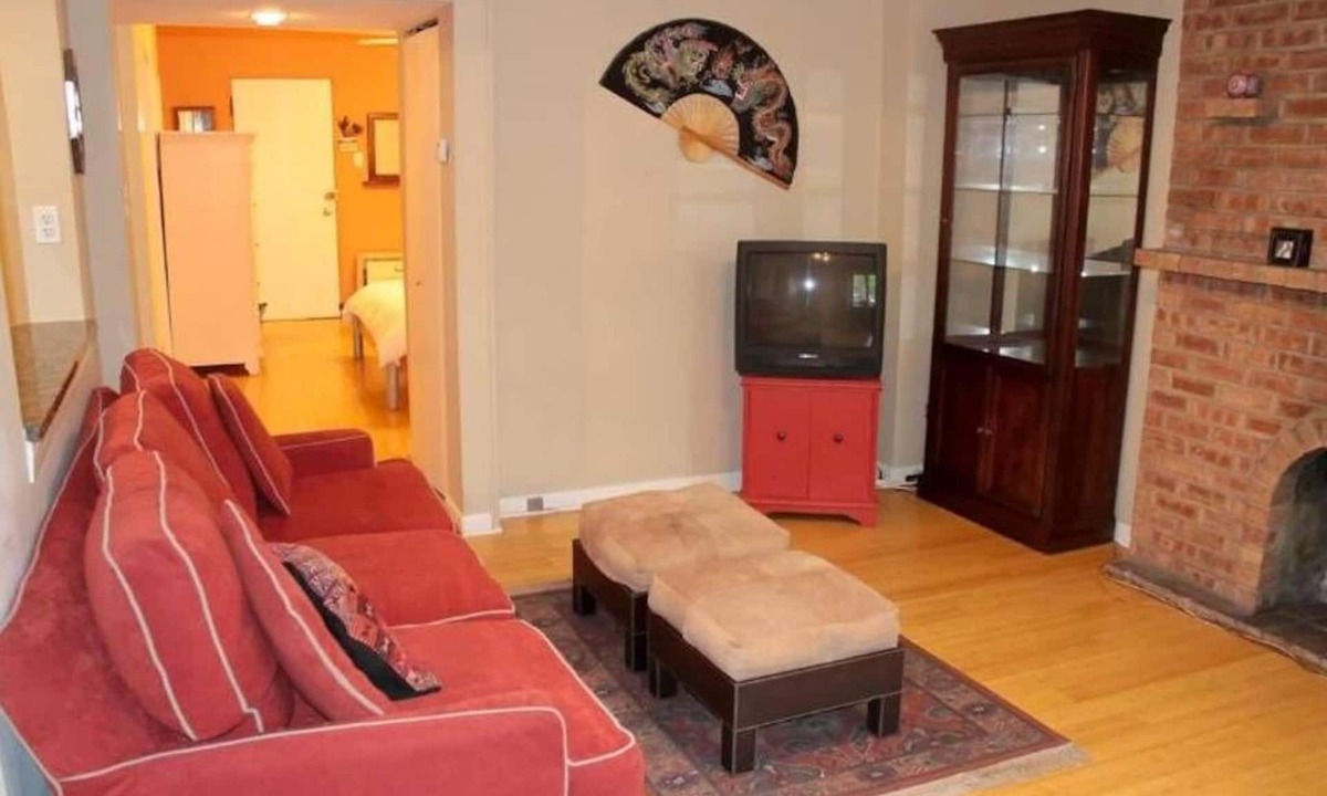 Sheffield and DePaul Apartment | Lincoln Park Garden Apartment