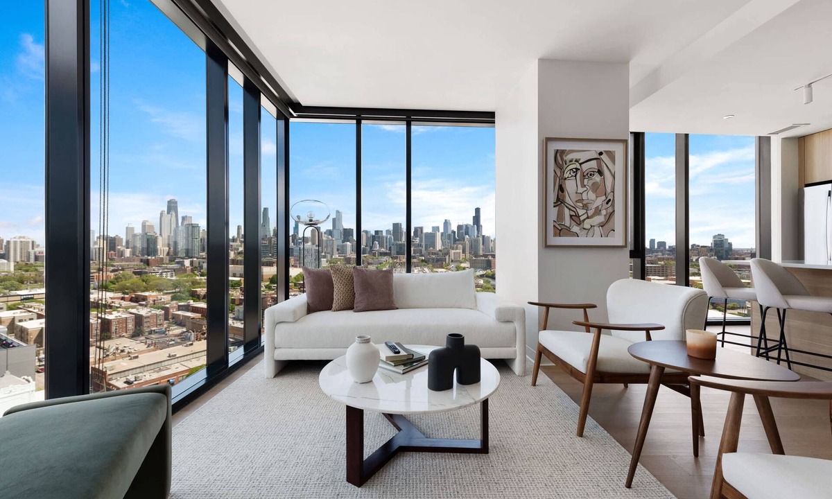 River North Apartment | Lincoln Park Getaway: Skyline Views & Luxury