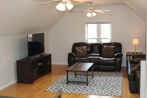 Wrightwood Neighbors House | Lincoln Park Living - 3 Queen Beds - Sleeps 6