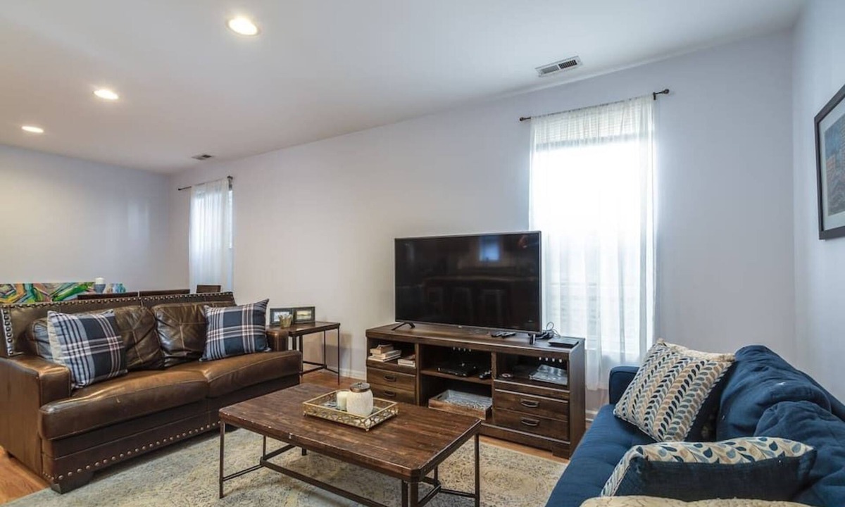 Wrightwood Neighbors Hotel | Lincoln Park Living - Suite 2!