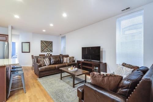 Wrightwood Neighbors House | Lincoln Park Living - Suite 1