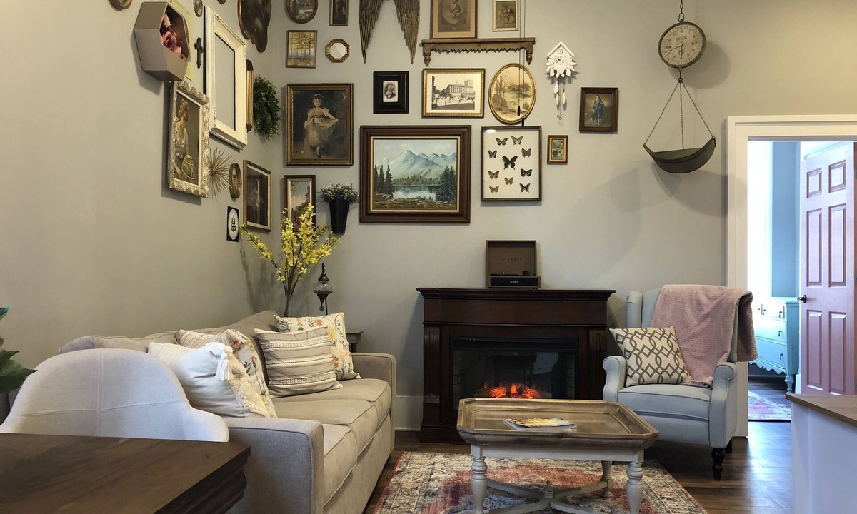 Lincoln Apartment | Lincoln’s Loft - Pearl’s Suite Downtown Lincoln, IL