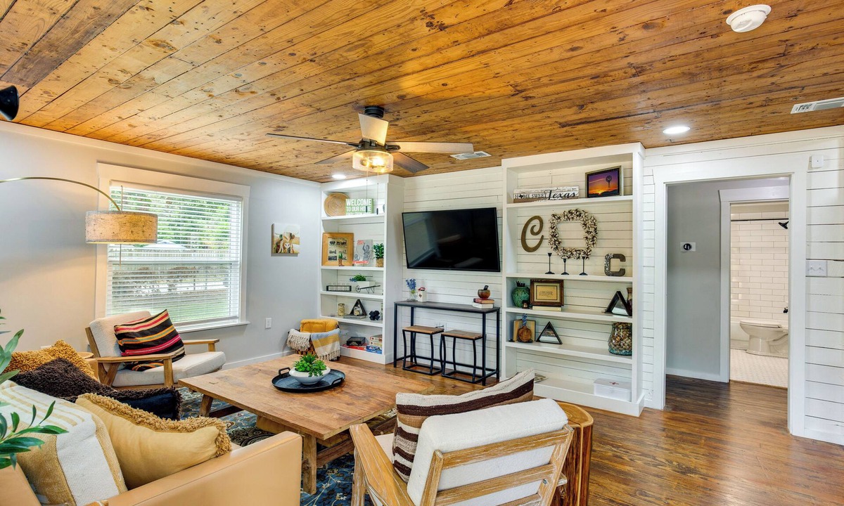 Lindale House | Lindale Vacation Rental w/Deck & Grill!