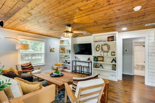 Lindale House | Lindale Vacation Rental w/Deck & Grill!