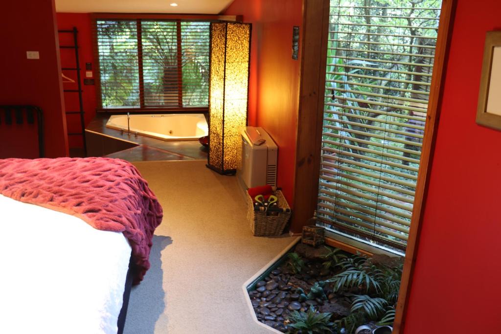 Mount Dandenong Bed & Breakfast | Linden Gardens Rainforest Retreat