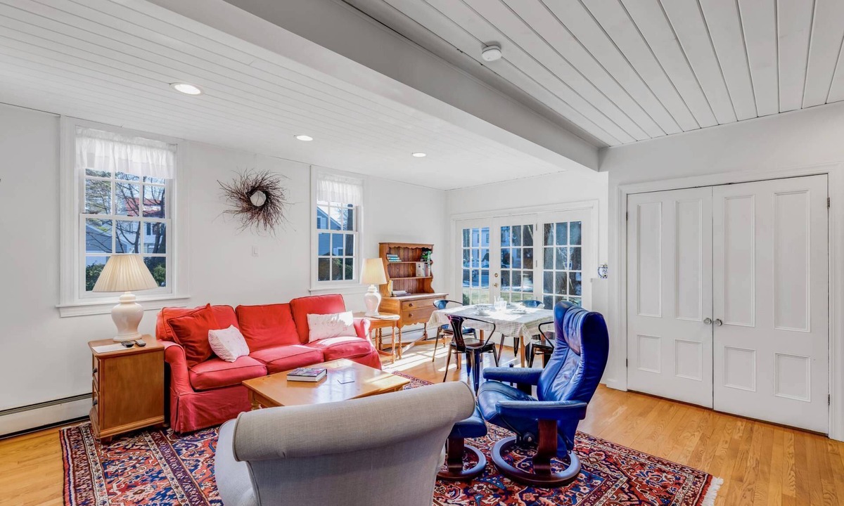 Newburyport House | Linden Tree: Downtown Newburyport Treasure – Steps to Shops, Harbor & Events