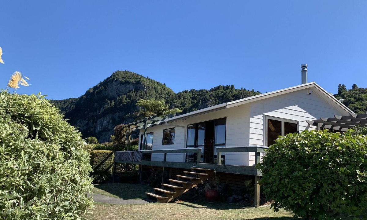 Whareroa Village House | Linga-Longa Lakeside Retreat