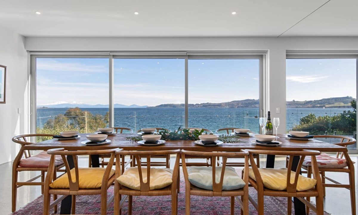 Hilltop House | Linger Lakeside Stunning Views