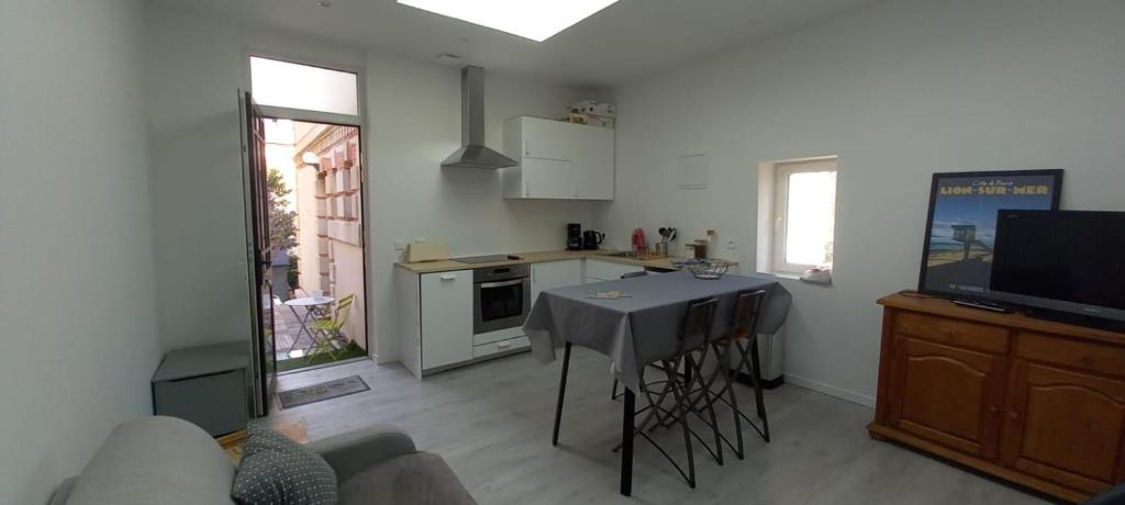 Lion-sur-Mer Apartment | Lion sur mer : appartement les pieds dans le sable