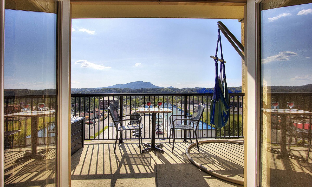 Pigeon Forge Condo | Lisa's Mountain Blessing w/Hot Tub, Pools, Balcony, Arcade & Hammock ADA Acc