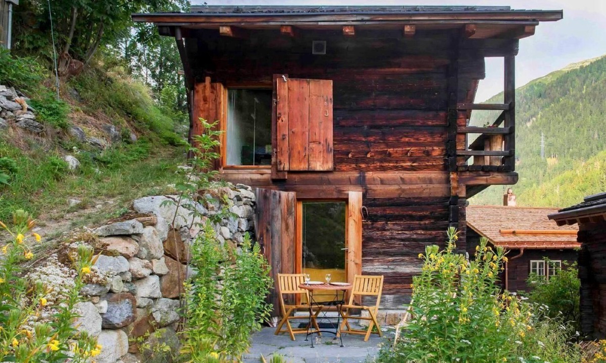 Niederwald Ski Chalet | Listed spyhole from the 17th century