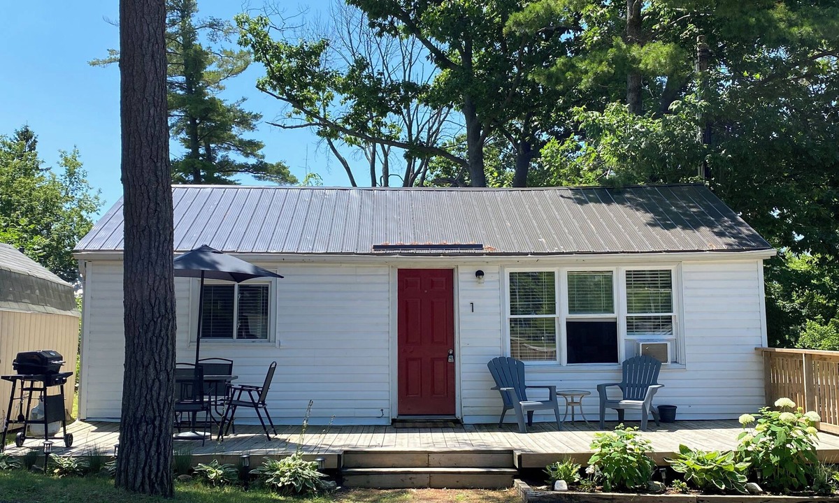 Wasaga Beach Cottage | Listen to the waves from your front deck!