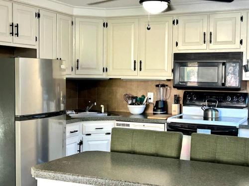 Torrington House | Litchfield Retreat, Wineries, Foliage & Skiing