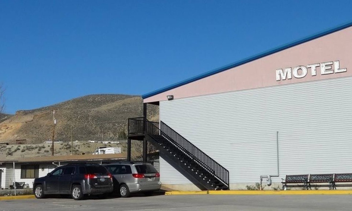 Green River Hotel | Little Bear Motel