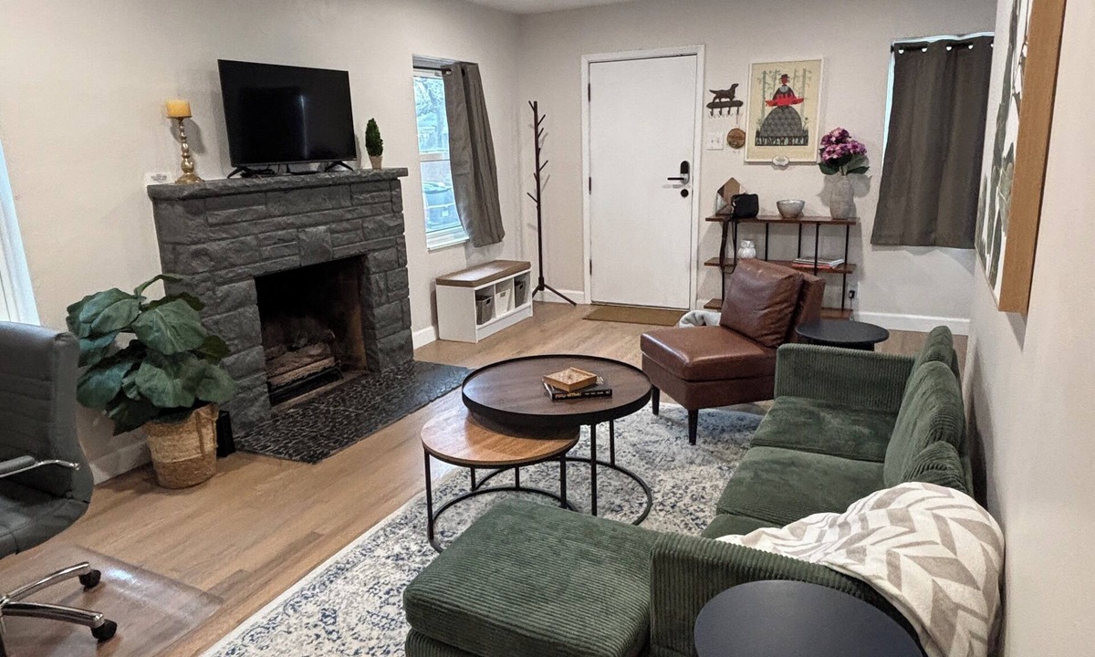 Shrewsbury House | Little Blue Bungalow 2BD 1BA Bright & Clean, Pet/Family Friendly