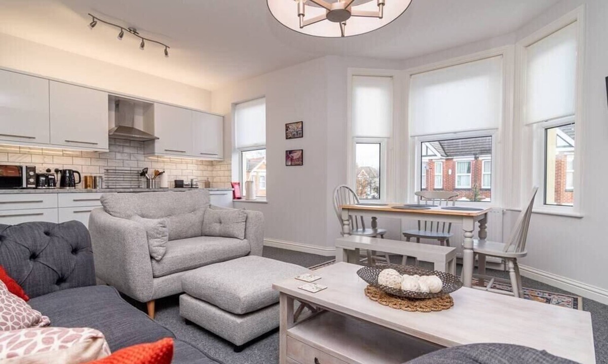 Boscombe Apartment | "Little Boat": A Modern Beachside Flat