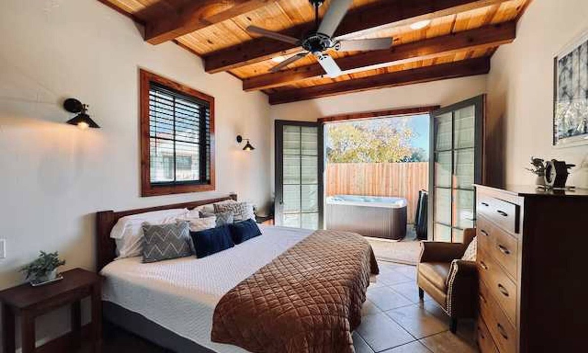 Waco House | Little Dutch Cabin 102-12 min to Magnolia-baylor