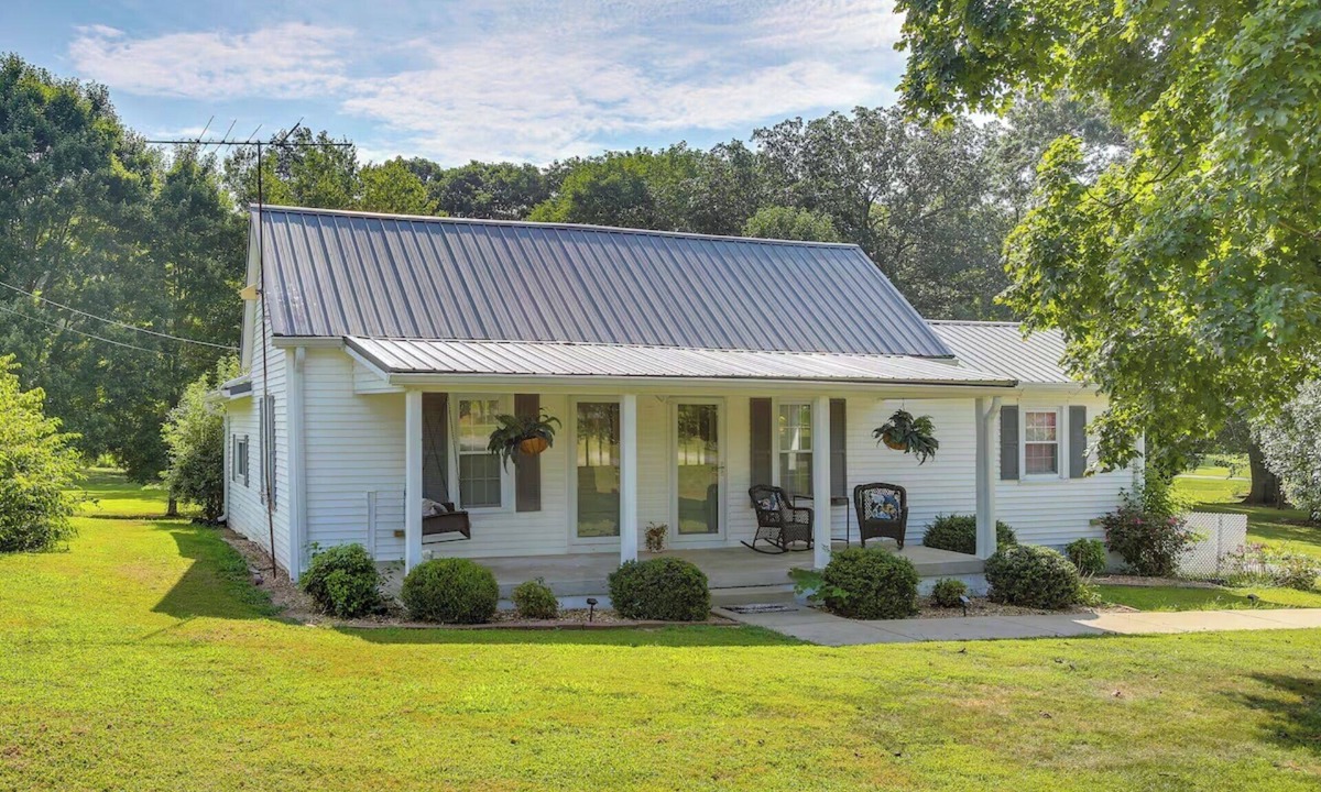 Cross Plains House | Little Farm House with Shaded Front Porch, Fire Pit, Covered Parking