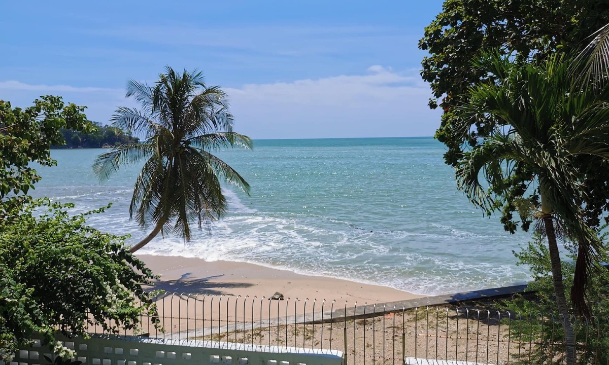 Tanjung Bungah Villa | Little Heaven by SkyHive BeachfrontVilla