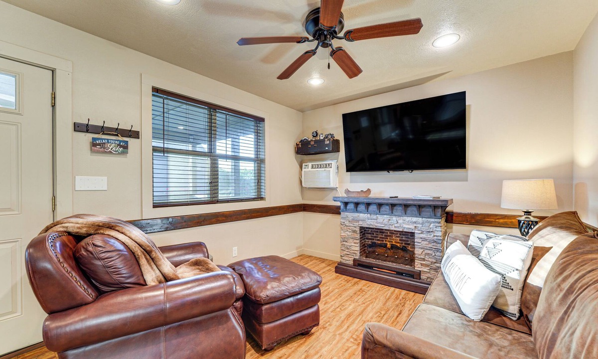 Lampe Cabin | Little Indian Resort Cabin: Pool + Walk to Lake!