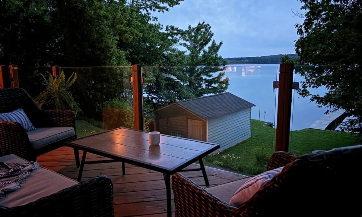 Midland House | Little Lake Escape | Waterfront 2 Bedroom Getaway