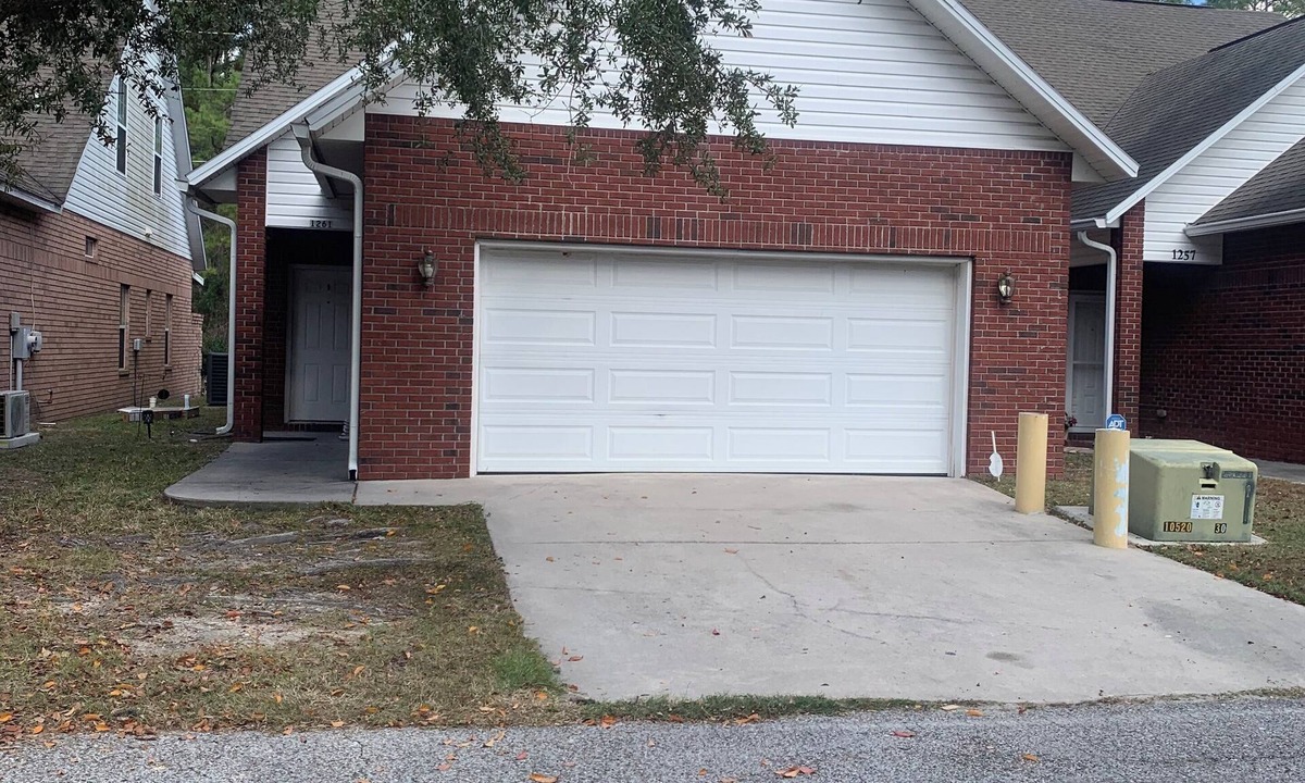 Lake City House | Little Live Oak, 3 bedroom 2 1/2 bath very close to town and shopping
