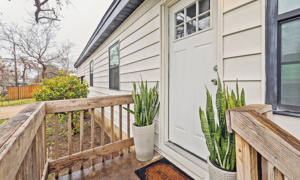 Chestnut House | Little LongHorn House on the Corner near UT