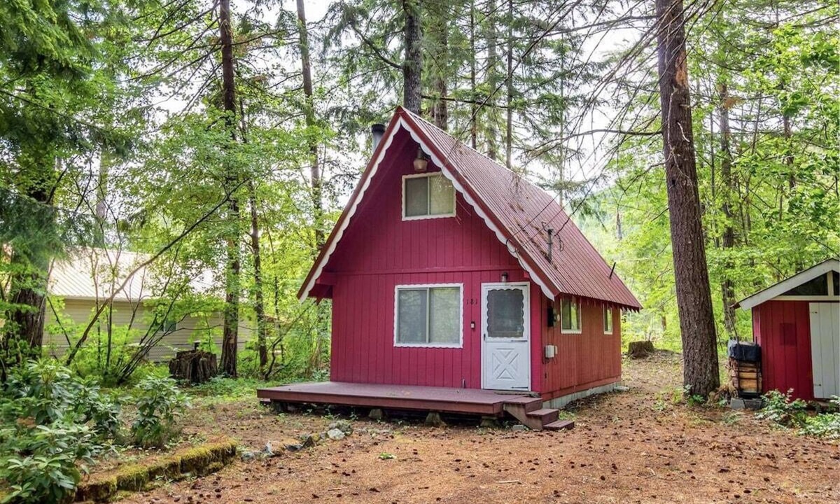 Packwood Cabin | Little Red Chalet | Wifi, AC, Pet Friendly
