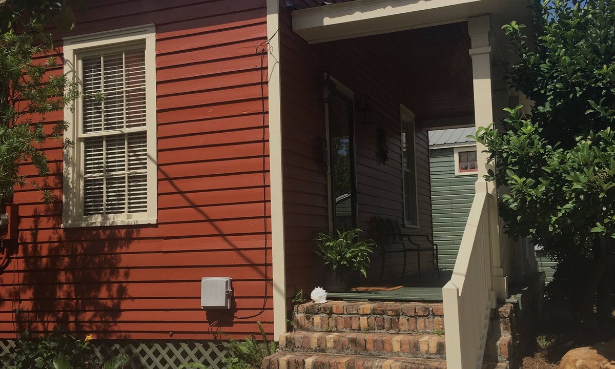 Old East Hill House | Little Red House Great spot for Downtown Events!