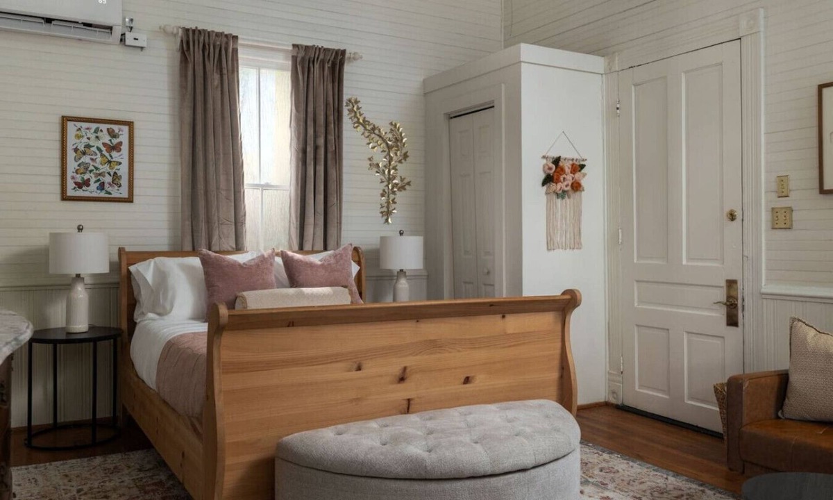 Old Irving Park House | Little White House Studio w/Full Kitchen