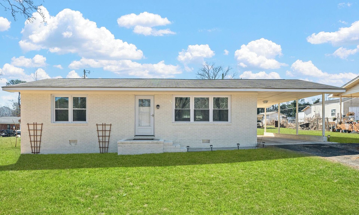 Raleigh House | Little White Ranch Near Speedway, Lake Wheeler