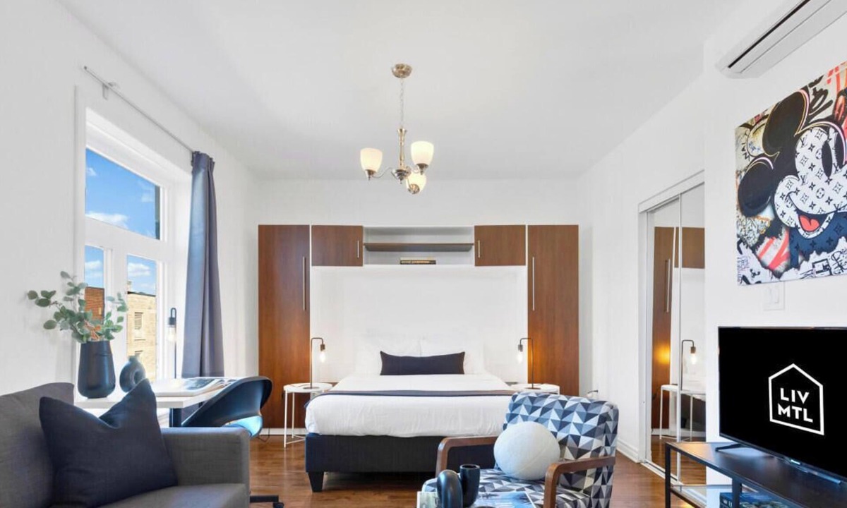 Plateau Mont Royal Apartment | LiV MTL | Modern Studio + Rooftop F1 Grand Prix